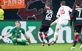 epa04985820 Daniele De Rossi of AS Roma scores his first goal during the UEFA Champions League match between Bayer Leverkusen and AS Roma, in Leverkusen, Germany, 20 October 2015.  EPA/MARIUS BECKER