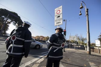 Agenti di Roma Capitale controllano l'area lungo l'anello ferroviario e a ridosso dei nuovi varchi ZTL dove è stato interdetto il transito dei mezzi pesanti nel centro storico di Roma 21 novembre 2016
ANSA/MASSIMO PERCOSSI