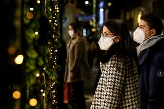Roma, negozi aperti e shopping natalizio per le vie del centro