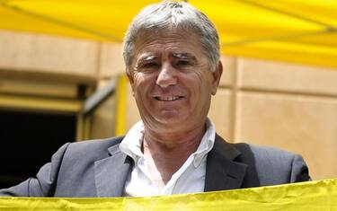 20100611 - ROMA - ENV - PRESENTAZIONE GUIDA BLU LEGAMBIENTE. Angelo Vassallo, sindaco di Acciaroli, la localit? prima secondo la classifica di Legambiente tra le localit? di mare e di lago in Italia, posa con la bandiera gialla, oggi a Roma in occasione della presentazione della guida blu di Legambiente.
GUIDO MONTANI