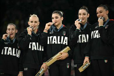 Olimpiadi, azzurre argento a squadre nella ginnastica artistica