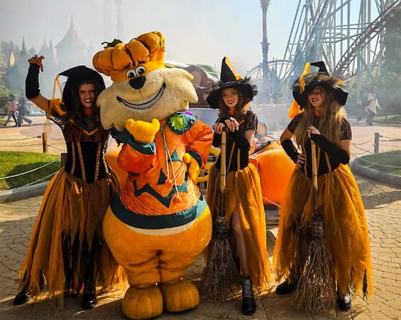 MagicLand, il parco divertimenti accoglie Halloween e si prepara al Natale  | Sky TG24