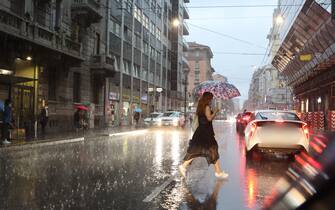 Milano - Nubifragio in citta' , improvviso maltempo persone sotto la pioggia, temporale (Milano - 2021-09-16, MARCO PASSARO) p.s. la foto e' utilizzabile nel rispetto del contesto in cui e' stata scattata, e senza intento diffamatorio del decoro delle persone rappresentate