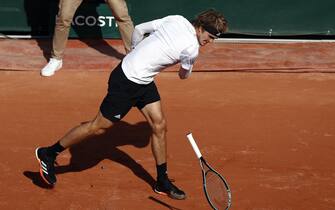 epa08719529 Alexander Zverev of Germany throws his racket on the ground as he plays Jannik Sinner of Italy during their menâ  s fourth round match during the French Open tennis tournament at Roland â  Garros in Paris, France, 04 October 2020.  EPA/YOAN VALAT