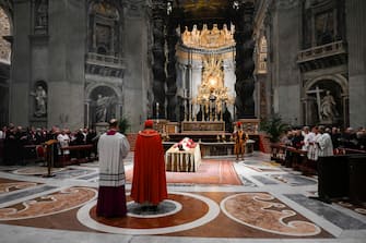 A handout picture provided by the Vatican Media shows the body of the late Pope Emeritus Benedict XVI (Joseph Ratzinger) lies in state in the Saint Peter's Basilica for public viewing, Vatican City, 02 January 2023. The funeral will take place on Thursday 05 January. 
ANSA/ VATICAN MEDIA +++ ANSA PROVIDES ACCESS TO THIS HANDOUT PHOTO TO BE USED SOLELY TO ILLUSTRATE NEWS REPORTING OR COMMENTARY ON THE FACTS OR EVENTS DEPICTED IN THIS IMAGE; NO ARCHIVING; NO LICENSING +++ (NPK)