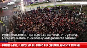 Argentina, fiaccolata per stipendi medici a Buenos Aires