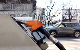 Europa, Italia , milan - Aumenti del costo della benzina e del diesel sopra 2 € al litro - Guerra Russia Ucraina