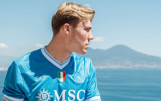 https://static.sky.it/editorialimages/3d47ee0436d05e8fb01846054a146f275637690a/skysport/it/calcio/serie-a/video/2025/09/09/napoli-hojlund-castel-volturno-1034809/hojlund_napoli.jpg?im=Resize,width=565