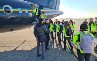 Il team della Maxiemergenza della Regione Piemonte, composto da 61 tra medici e infermieri, ha lasciato l'aeroporto di Cuneo Levaldigi questa mattina, alla volta di Antiochia, dove presterà servizio nell'ospedale da campo Emergency medical team type 2 (Emt2) messo a disposizione dalla Regione Piemonte, in corso di allestimento nella città turca, devastata dal terremoto, Cuneo, 15 febbraio 2023,
ANSA/Osvaldo Bellino - Ufficio stampa Assessorato regionale alla Sanità + PRESS OFFICE, HANDOUT PHOTO, NO SALES, EDITORIAL USE ONLY + NPK