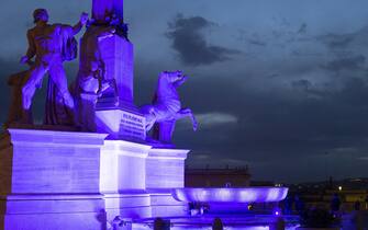 La fontana dei Dioscuri, al centro della piazza del Quirinale, di fronte all'ingresso del palazzo, illuminata per la Giornata Mondiale dell'Autismo, Roma, 01 aprile 2022.  ANSA / Paolo Giandotti - Ufficio per la Stampa e la Comunicazione della Presidenza della Repubblica   +++ ANSA PROVIDES ACCESS TO THIS HANDOUT PHOTO TO BE USED SOLELY TO ILLUSTRATE NEWS REPORTING OR COMMENTARY ON THE FACTS OR EVENTS DEPICTED IN THIS IMAGE; NO ARCHIVING; NO LICENSING +++