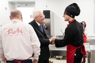 Il Presidente della Repubblica Sergio Mattarella visita le cucine del nuovo ristorante  PizzAut , in occasione della Giornata mondiale per la consapevolezza sull autismo, 02 aprile 2023.
ANSA/ UFFICIO STAMPA QUIRINALE/ FRANCESCO AMMENDOLA
+++ ANSA PROVIDES ACCESS TO THIS HANDOUT PHOTO TO BE USED SOLELY TO ILLUSTRATE NEWS REPORTING OR COMMENTARY ON THE FACTS OR EVENTS DEPICTED IN THIS IMAGE; NO ARCHIVING; NO LICENSING +++ NPK +++