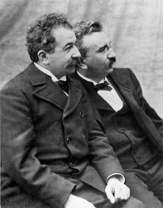 I fratelli Lumière FRANCE - AUGUST 17: Louis Lumiere (1864-1948) and Auguste Lumiere (1862-1954) were two French brothers who invented the Cinematographe after hearing of Edison's invention, the Kinetoscope. This was a box-like viewer containing a strip of moving pictures to give the impression of real- life motion through the phenomenon of 'persistent vision'. The Cinematographe's attraction was in projecting moving images onto a screen. The Lumiere brothers gave their first cinema show of 10 films at the Grand Cafe on the Boulevard des Capucines in Paris on 28 December 1895. (Photo by SSPL/Getty Images)