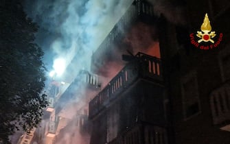 Vigili del fuoco intervengono a seguito di un incendio sviluppatosi poco prima delle ore 5.00 da un appartamento di un condominio di cinque piani in zona Guizza, a Padova, 17 novembre 2023. ANSA/ VIGILI DEL FUOCO ++ HO - NO SALES EDITORIAL USE ONLY++ NPK++