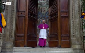 Conclave, il cardinale Cantalamessa chiude la porta dopo l'Extra Omnes