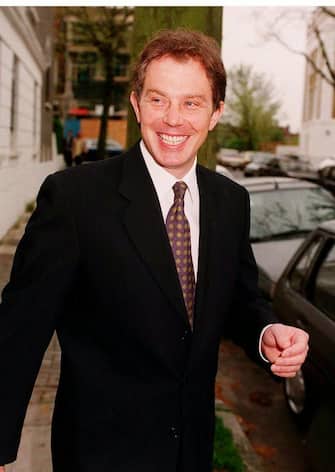 E03-3.5.96-LONDRA-POL: GB: AMMINISTRATIVE, SI CONFERMA VITTORIA LABURISTA.  Il leader laburista inglese Tony Blair esce di casa stamane esultante dopo i risultati delle elezioni locali amministrative, risultati che lo stesso Blair ha definito  " spettacolari "  per il suo partito. Le elezioni di ieri, ultima grande prova per il governo del primo ministro John Major prima delle politiche, si sono risolte in una severa disfatta per il partito conservatore.   Li      D.Thomson /  ANSA