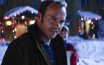 Michael keaton in jack frost nella scena di nartale con il figlio