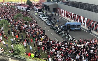 MILANO Festa del Milan per la vincita del 19° scudetto da Casa Milan, tifosi aspettano la partenza del bus