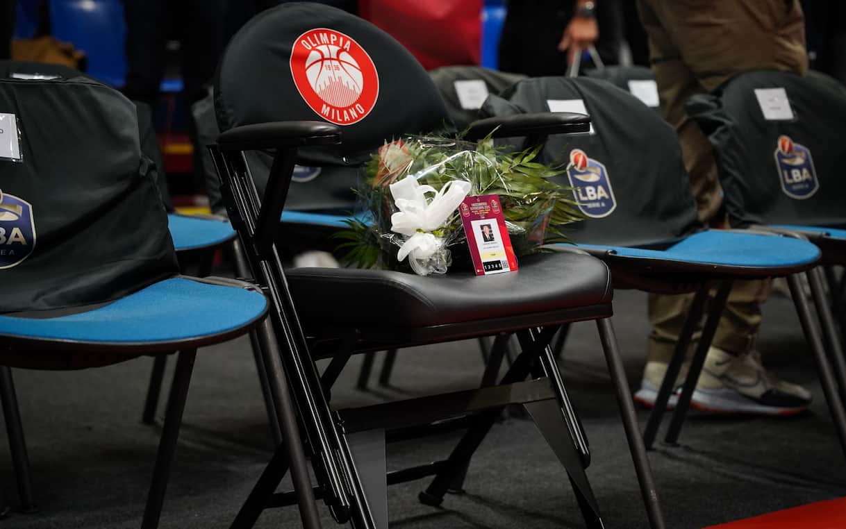 https://static.sky.it/editorialimages/3db73d24ef0caf976b2dd1715bc3f46c02940b14/skysport/it/basket/video/2025/09/27/supercoppa-olimpia-milano-virtus-bologna-armani-ricordo-1039170/giorgio_armani_sedia_olimpia_virtus_ipa.jpg?im=Resize,width=1218