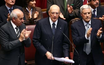 Il capo dello Stato, Giorgio Napolitano, con i presidenti di Camera e Senato, Fausto Bertinotti e Franco Marini, nell'aula di Montecitorio dopo il suo messaggio di insediamento da presidente della  Repubblica, in una foto del 15 maggio 2006.  ANSA / CLAUDIO ONORATI