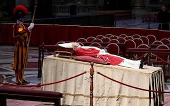 Gli omaggi dei fedeli per l'ultimo saluto a Papa Ratzinger a San Pietro