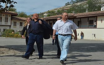 epa04927662 Russian President Vladimir Putin (R) and  Italy's former prime minister Silvio Berlusconi (C) examine the Khan's Palace, a former residence of the Crimean Khanate, while visiting the Bakhchisaray Historical and Cultural Preserve in Bakhchisaray, Crimea, 12 September 2015. Silvio Berlusconi arrived in Crimea on a private visit.  EPA/ALEXEY DRUZHINYN / RIA NOVOSTI / KREMLIN POOL MANDATORY CREDIT