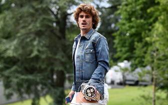 France's forward Antoine Griezmann arrives at the French national football team training base in Clairefontaine-en-Yvelines on May 29, 2019 as part of the team's preparation for the UEFA Euro 2020 qualifying Group H matches against Turkey and Andorra. (Photo by FRANCK FIFE / AFP) (Photo by FRANCK FIFE/AFP via Getty Images)