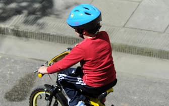 un bambino in bici