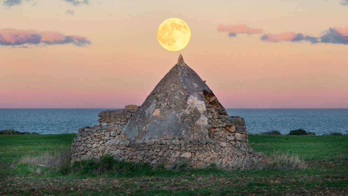 In Puglia la superluna incastonata tra i trulli. LA FOTO In Puglia la superluna incastonata tra i trulli. LA FOTO