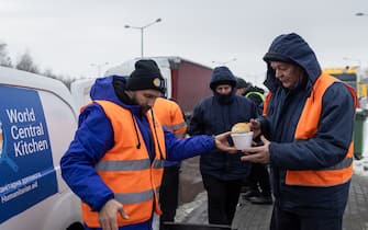 Volounteer from the World Central Kitchen organisation Maciej provides hot meals to Ukrainian truck drivers, on the parking lot near Korczowa Polish-Ukrainian border crossing, on December 5, 2023. In a Polish car park near the Ukrainian border, truck drivers stranded by a month-long blockade that has caused disruption and a row with Ukraine shoveled snow off their vehicles.
Around 100 truckers have been stuck in Korczowa, one of the crossings blocked by protesting Polish hauliers who complain about what they say is unfair competition from Ukrainian companies. (Photo by Wojtek Radwanski / AFP)