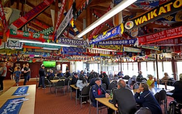 La parata di sciarpe nella pancia dello stadio