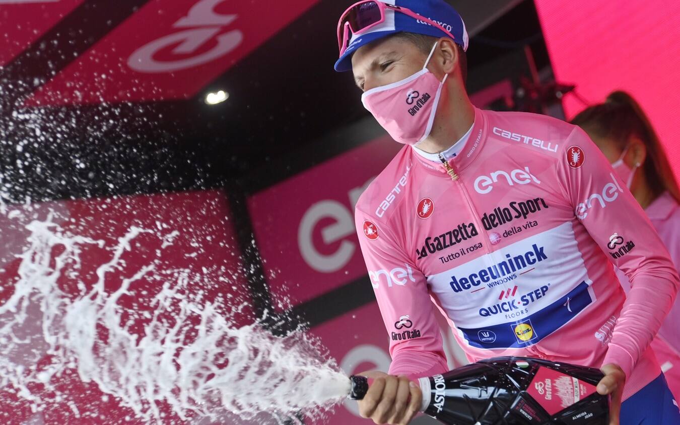 Il portoghese Joao Almeida per il secondo giorno in maglia rosa Giro d'Italia