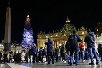 Inaugurazione del presepe e dell'albero di Natale in Piazza San Pietro, Citta' del Vaticano, 9 dicembre 2023. ANSA/FABIO FRUSTACI ---------------------------------- A view of St. Peter's Square following the Christmas tree and nativity scene lighting ceremony at the Vatican, 09 December 2023. ANSA/FABIO FRUSTACI