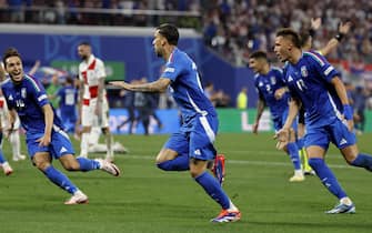 epa11435479 Mattia Zaccagni (C) of Italy celebrates after scoring the 1-1 during the UEFA EURO 2024 group B soccer match between Croatia and Italy, in Leipzig, Germany, 24 June 2024.  EPA/ROBERT GHEMENT