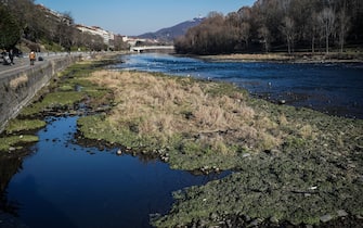 La portata del fiume Po è diminuita drasticamente per la siccità invernale formando isole e spiaggette all'altezza di piazza Vittorio Murazzi. Torino 10 febbraio 2023 ANSA/TINO ROMANO