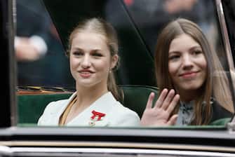 epa10950406 Spain's Crown Princess Leonor (L) and her sister Infanta Sofia (R) wave from a Rolls Royce Phamton IV as they leave following the ceremony in which she swore allegiance to the Spanish Constitution at the Spanish Lower House, in Madrid, Spain, 31 October 2023. Princess Leonor swore an oath of loyalty to the Spanish Constitution on her 18th birthday. Upon reaching the age of majority and taking the oath before Parliament, the Princess could exercise the royal function automatically and immediately if her father were to be disqualified under any circumstance.  EPA/SERGIO PEREZ