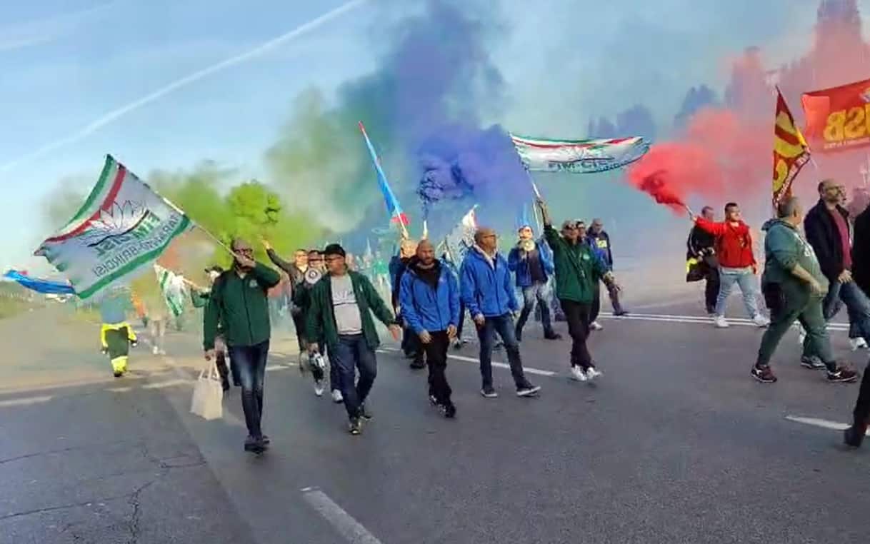 Sciopero Ex Ilva, stabilimento occupato a Genova e manifestazione a Taranto