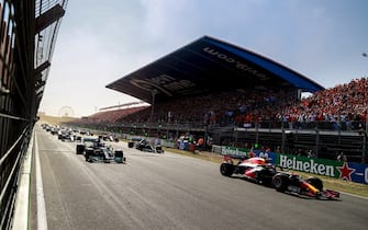 CIRCUIT ZANDVOORT, NETHERLANDS - SEPTEMBER 05: Max Verstappen, Red Bull Racing RB16B, Sir Lewis Hamilton, Mercedes W12, Valtteri Bottas, Mercedes W12, and the rest of the filed pull away as the lights go out during the Dutch GP at Circuit Zandvoort on Sunday September 05, 2021 in North Holland, Netherlands. (Photo by Steven Tee / LAT Images)