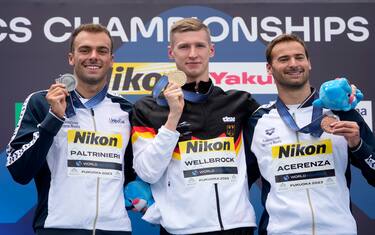 epa10752468 Gold medalist Florian Wellbrock (C) of Germany, silver medalist Gregorio Paltrinieri (L) of Italy and bronze medalist Domenico Acerenza of Italy pose on the podium after the men's 5km open water swimming event during the World Aquatics Championships 2023 in Fukuoka, Japan, 18 July 2023.  EPA/FRANCK ROBICHON