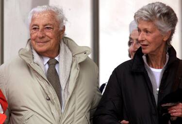 Nella foto di archivio del 25 dicembre 2000 Giovanni Agnelli e sua moglie Marella Caracciolo fotografati a piazza S. Pietro per la benedizione ''Urbi et Orbi'' del Pontefice. ANSA ARCHIVIO/ BRAMBATTI