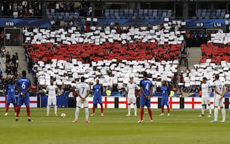 epa06026687 Players observe a minute of silence to honor the memories of the victims in Manchester and London prior to the friendly soccer match between France and England at the Stade de France in Paris, France, 13 June 2017.  EPA/ETIENNE LAURENT