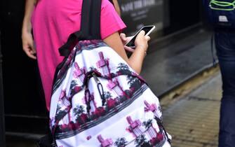 Ragazza al telefono