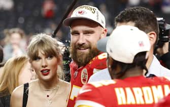 epa11146641 Kansas City Chiefs tight end Travis Kelce (C) and US singer Taylor Swift (L) celebrate the Chiefs victory over the 49ers in the overtime of Super Bowl LVIII between the Kansas City Chiefs and the San Fransisco 49ers at Allegiant Stadium in Las Vegas, Nevada, USA, 11 February 2024. The Super Bowl is the annual championship game of the NFL between the AFC Champion and the NFC Champion and has been held every year since 1967.  EPA/JOHN G. MABANGLO