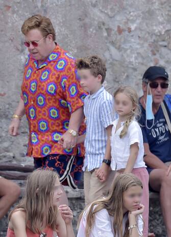 Elton John con il marito David Furnish e i loro figli a Portofin