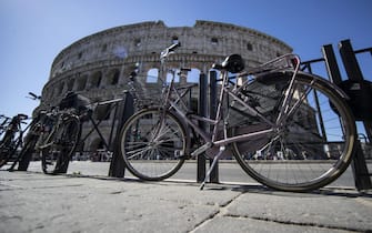Biciclette parcheggiate fuori del  Colosseo a Roma, 16 maggio 2017.
ANSA/MASSIMO PERCOSSI