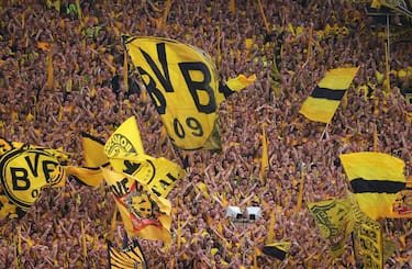 epa11313011 Borussia Dortmund supporters cheer ahead of the UEFA Champions League semi final, 1st leg match between Borussia Dortmund and Paris Saint-Germain in Dortmund, Germany, 01 May 2024.  EPA/FRIEDEMANN VOGEL