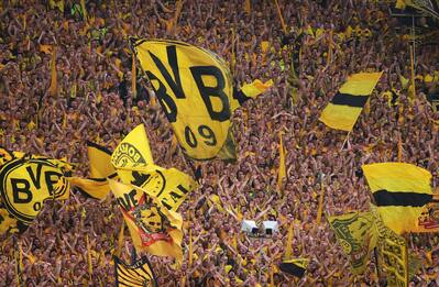 epa11313011 Borussia Dortmund supporters cheer ahead of the UEFA Champions League semi final, 1st leg match between Borussia Dortmund and Paris Saint-Germain in Dortmund, Germany, 01 May 2024.  EPA/FRIEDEMANN VOGEL
