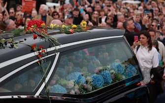Il corteo durante i funerali di Sinéad O Connor