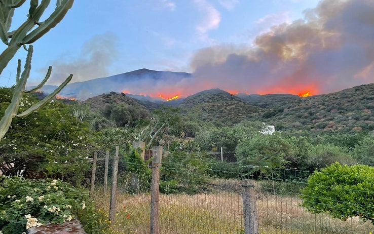 L'incendio durante le riprese della fiction su protezione civile a Stromboli, 25 maggio 2022. Il comando del corpo forestale della Regione Siciliana a Messina sta coordinando l'intervento aereo per lo spegnimento dell'incendio scaturito sul set della fiction sulla protezione civile, a Stromboli. Sia i militari dell'Arma sia i forestali della Regione stanno indagando per accertare eventuali responsabilità. Al momento, nelle operazioni di spegnimento sono impegnati due canadair. La richiesta di intervento aereo è stata immediatamente avanzata dal Comando appena la sala operativa ha ricevuto l'allarme". Lo rende noto l'assessore regionale al Territorio e all'Ambiente Toto Cordaro. Il rogo si è sviluppato in località San Vincenzo, al di fuori del centro abitato, in una zona di vegetazione spontanea. Il vento ha favorito il propagarsi delle fiamme. Alcune persone sono state evacuate dalla spiaggia per precauzione. Sul posto sono in azione uomini del Corpo forestale, i carabinieri della stazione locale, la guardia costiera di Lipari e i vigili del fuoco già presenti sul set, probabilmente per l'accensione, il controllo e lo spegnimento di un incendio simulato, funzionale alle riprese. Il Comando locale dei forestali ha reso noto che non era pervenuta nessuna comunicazione di accensione fuochi.
ANSA/Francesco Terracina