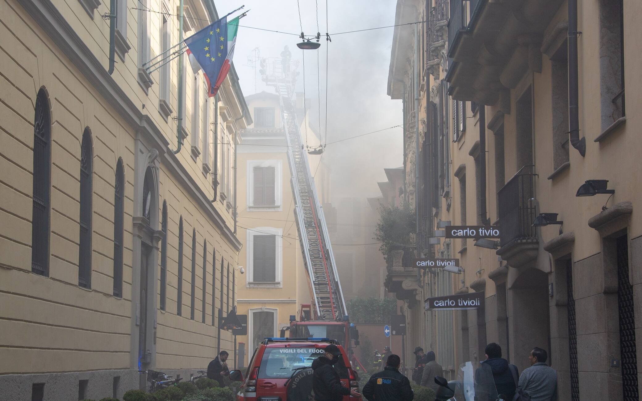 L'incendio in via della Spiga