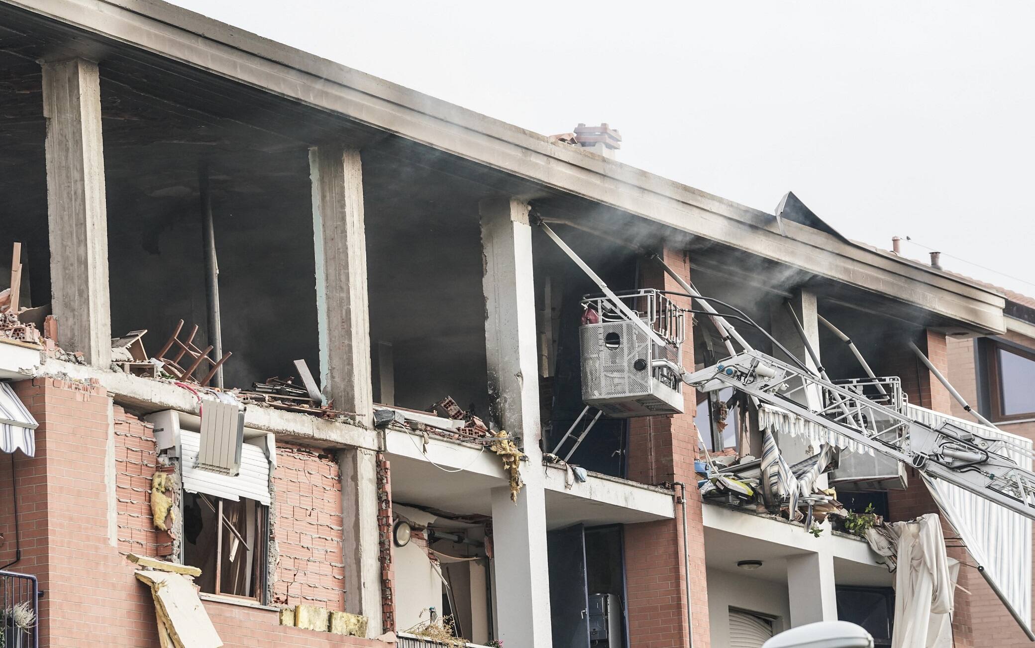 Vigili del fuoco e carabinieri in piazza Sabin dove c'è stato un incendio, uno scoppio e un crollo che ha coinvolto una palazzina, 29 ottobre 2021. ANSA/TINO ROMANO